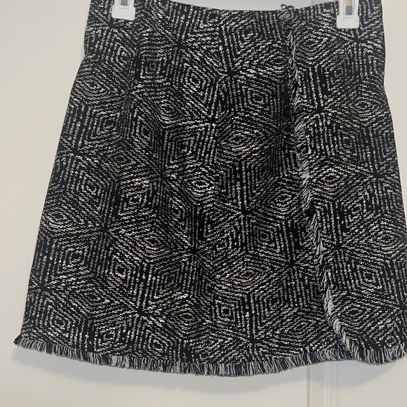 Banana Republic Dresses & Skirts - Banana Republic Black and White Short Wrap Skirt size 2 NWT